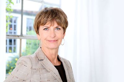 Gabriele Scheibel vor einem hellen Fenster