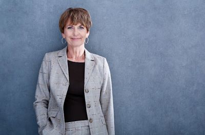 Gabriele Scheibel lehnt sich an eine Wand
